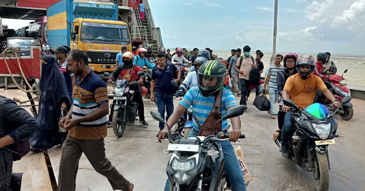 নিষেধাজ্ঞা এড়াতে ফেরিতে বাইকারদের ভিড়