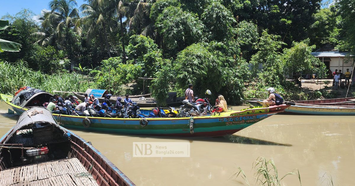 ফেরি-লঞ্চে পারাপারে বাধা, বাইক নিয়ে নৌকায়