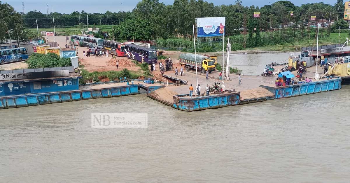 ঈদের আগ মুহূর্তে পাটুরিয়ায় যাত্রী ও গাড়ির চাপ