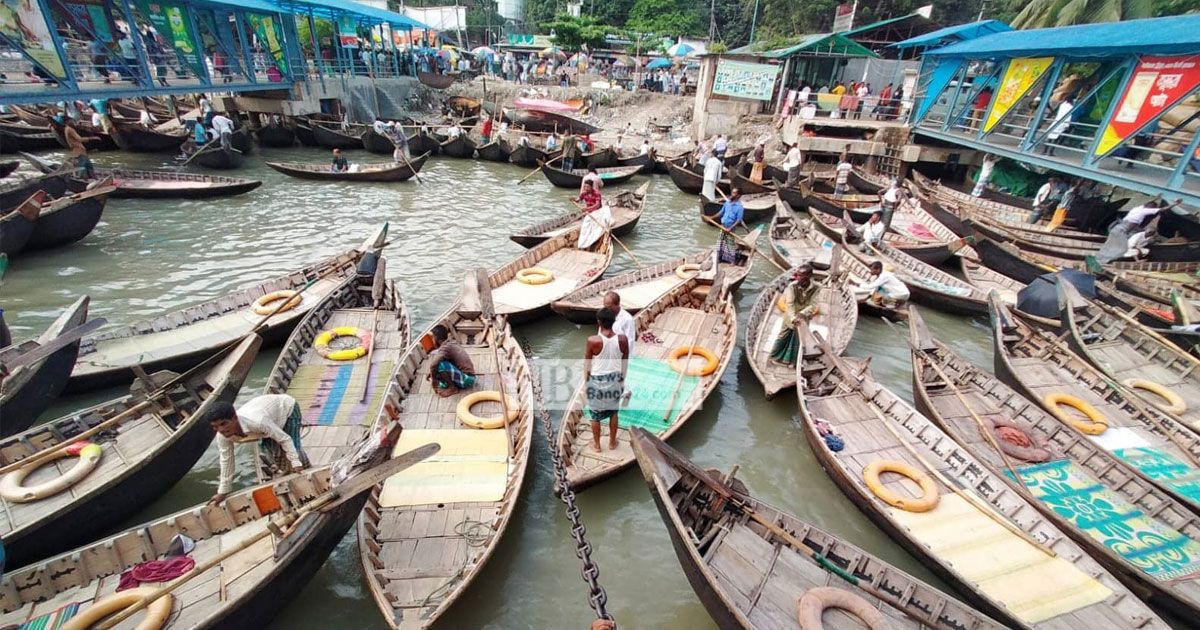 যাত্রী-বেড়েছে-বুড়িগঙ্গায়-ভাগ্যের-চাকা-ঘুরছে-মাঝিদের