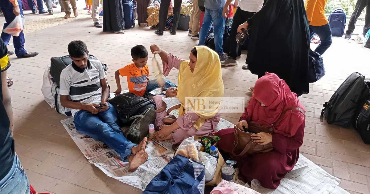 দেরিতে ট্রেন ছাড়ায় বেড়েছে ভোগান্তি