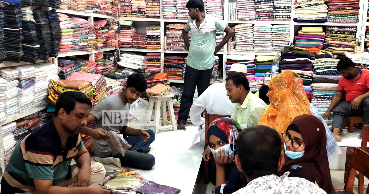 সাজানো আছে পোশাকের পসরা, নেই কেনাবেচা