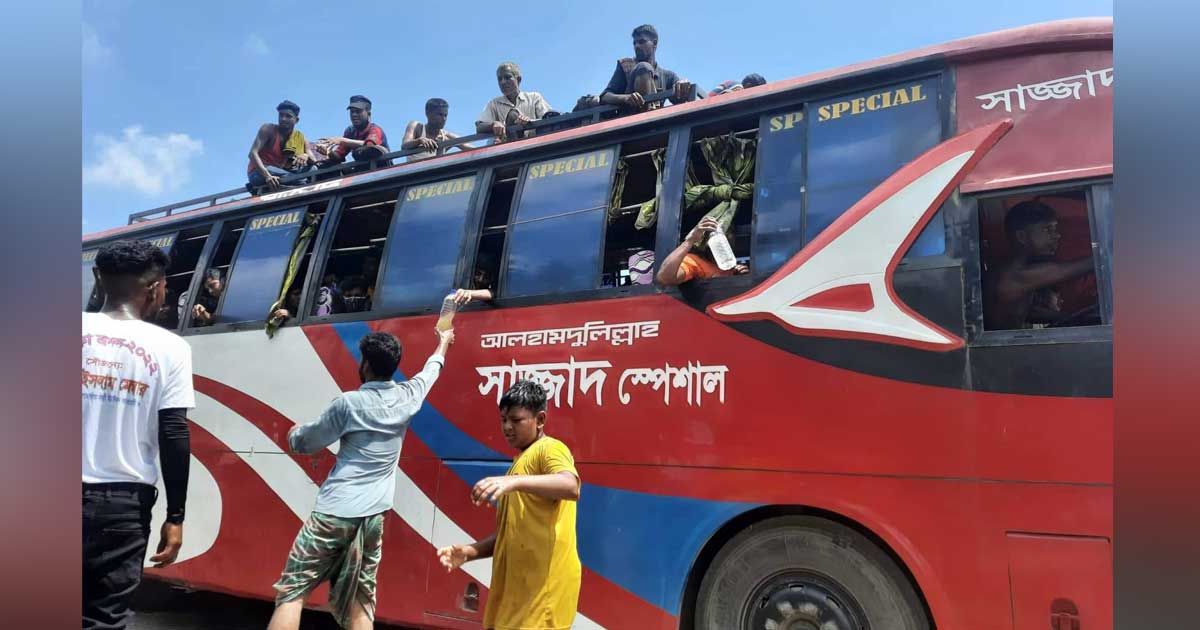 যানজটে তৃষ্ণার্তদের দিনভর পানি দিল একদল যুবক