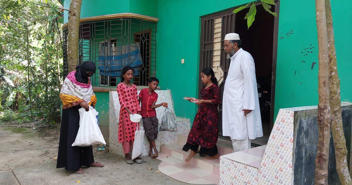 কুড়ানো মাংস বেচে চাল কিনবেন জয়নাল