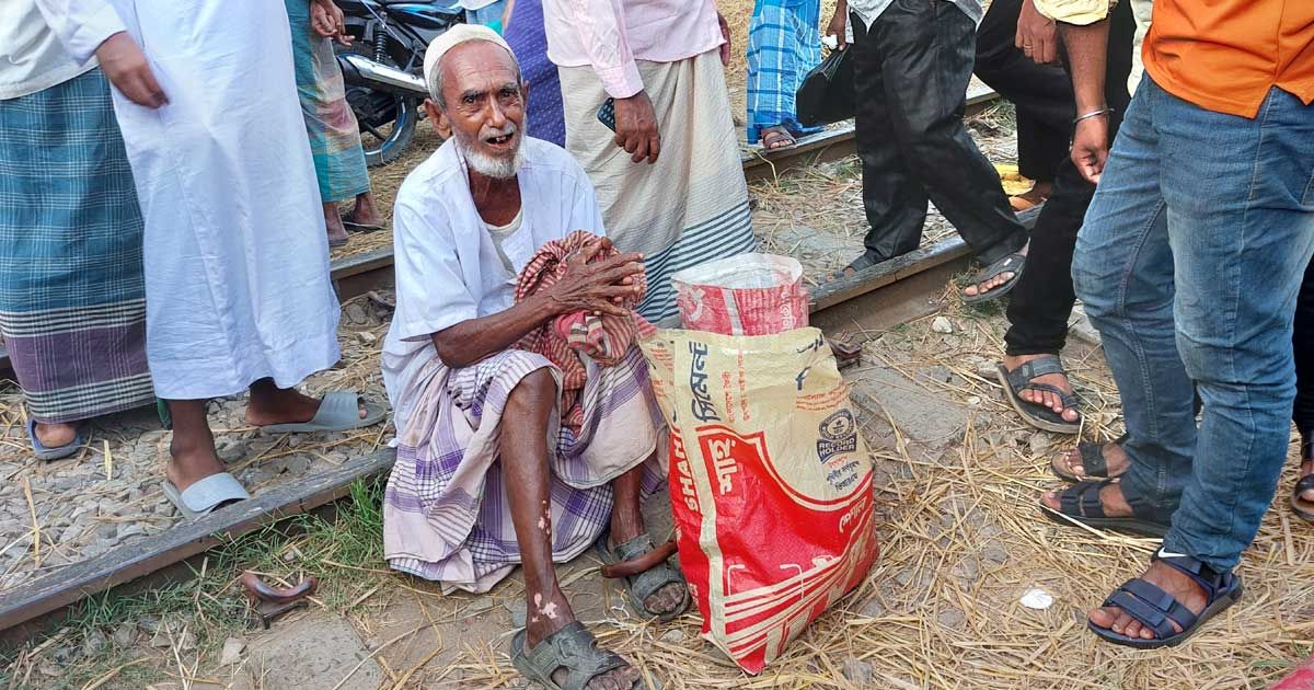 কুড়ানো মাংস বেচে চাল কিনবেন জয়নাল