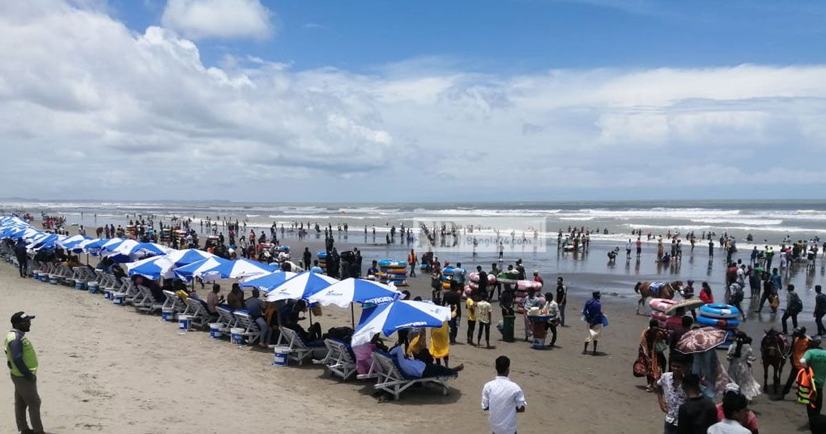 ফাঁকা সৈকতে খুশি পর্যটকরা, হতাশ ব্যবসায়ীরা