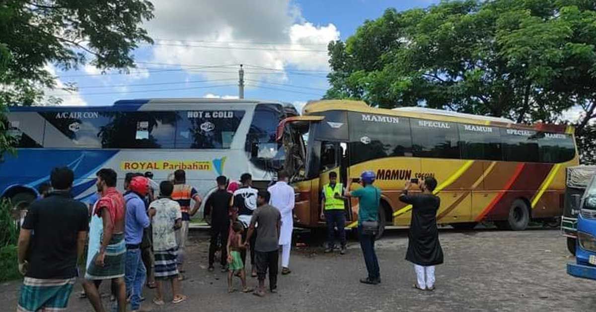 দুই বাসের সংঘর্ষে আহত ১৩