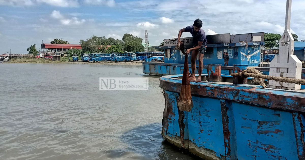 ফাঁকা পন্টুনে মাছ ধরে আনন্দ হারানের