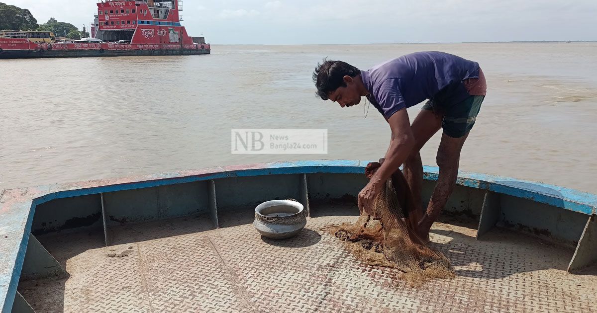 ফাঁকা পন্টুনে মাছ ধরে আনন্দ হারানের