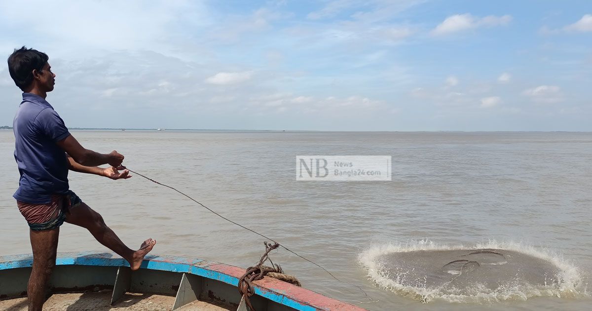 ফাঁকা পন্টুনে মাছ ধরে আনন্দ হারানের