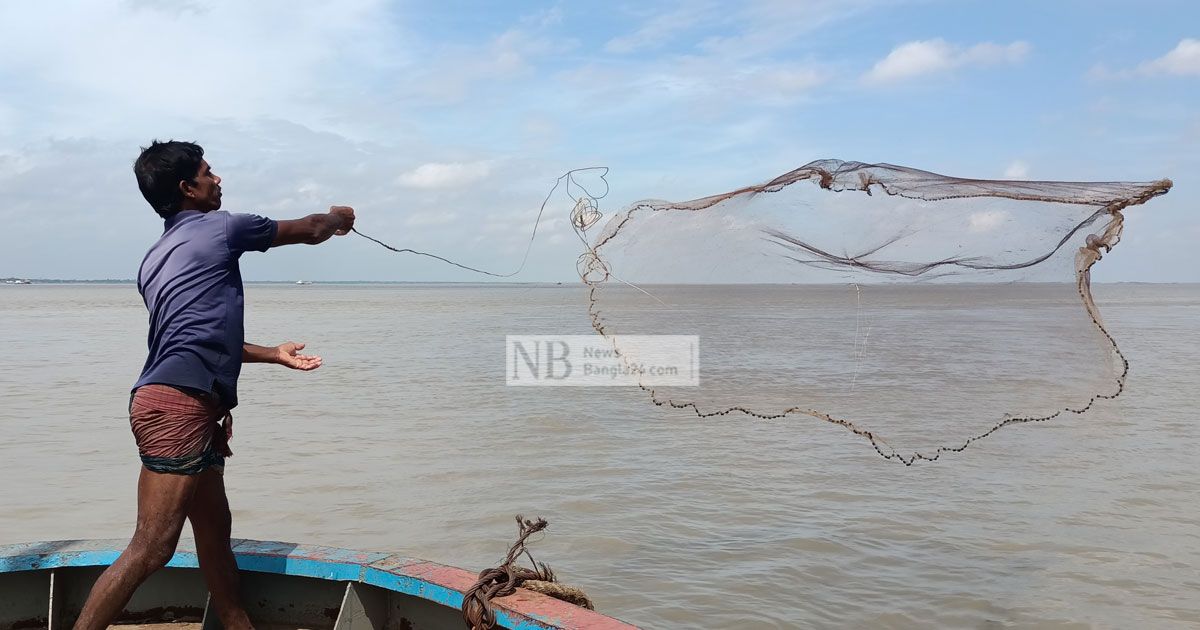 ফাঁকা পন্টুনে মাছ ধরে আনন্দ হারানের