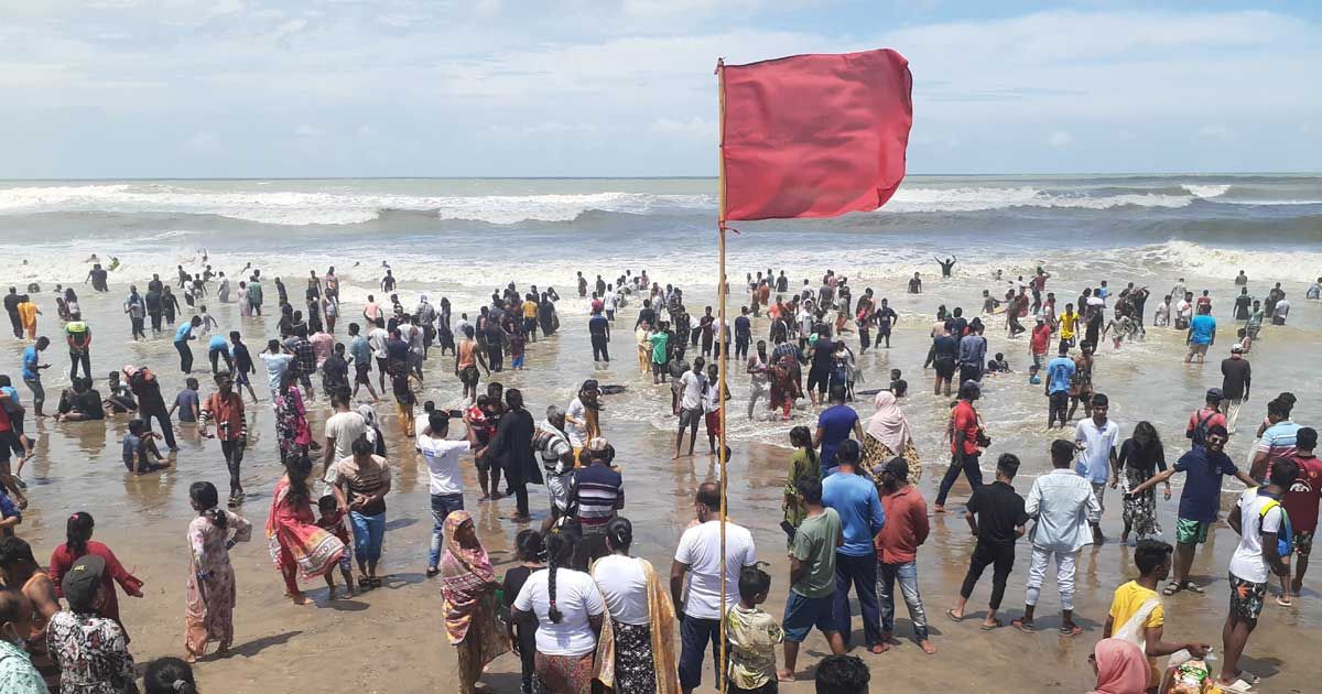 হঠাৎ উপচে পড়া ভিড় কক্সবাজারে