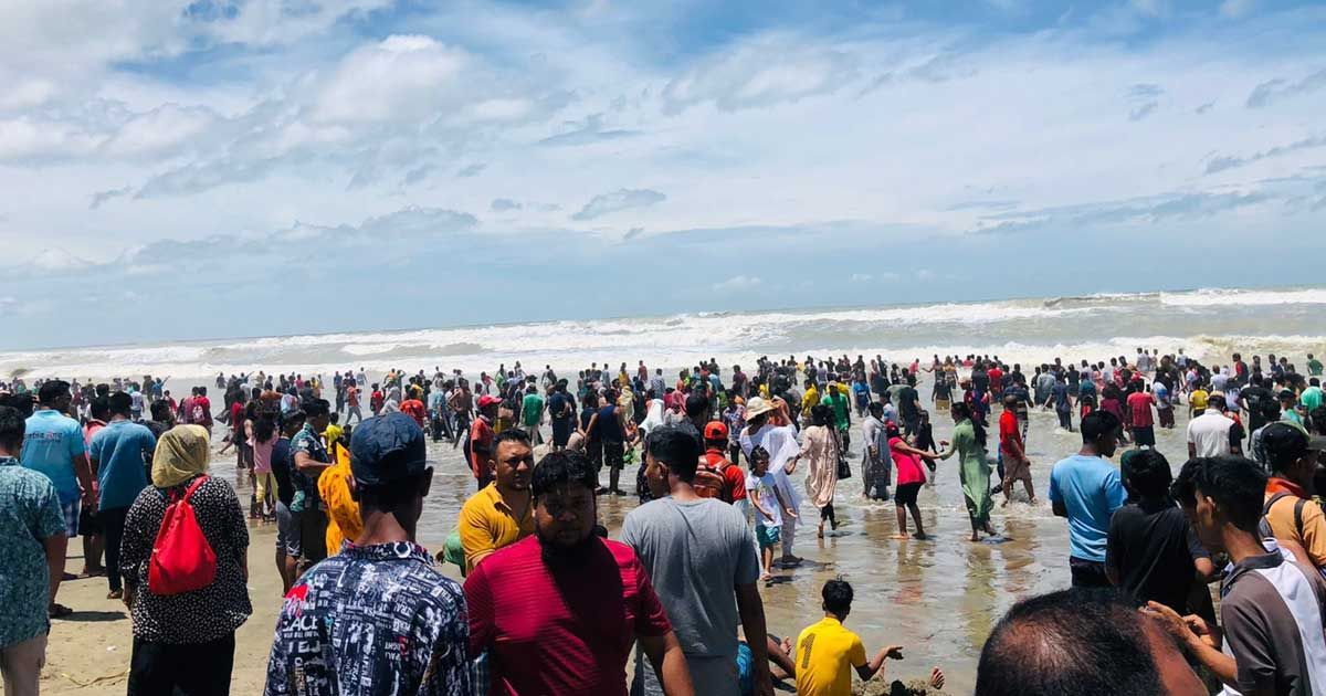 হঠাৎ উপচে পড়া ভিড় কক্সবাজারে