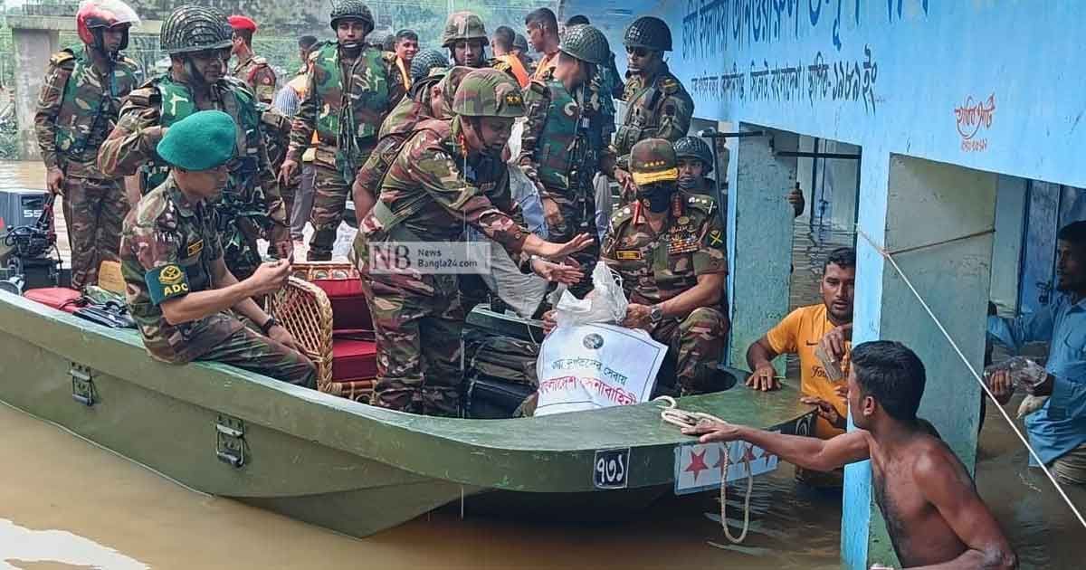 প্রধানমন্ত্রীর কাছে চেক হস্তান্তর সেনাবাহিনী প্রধানের