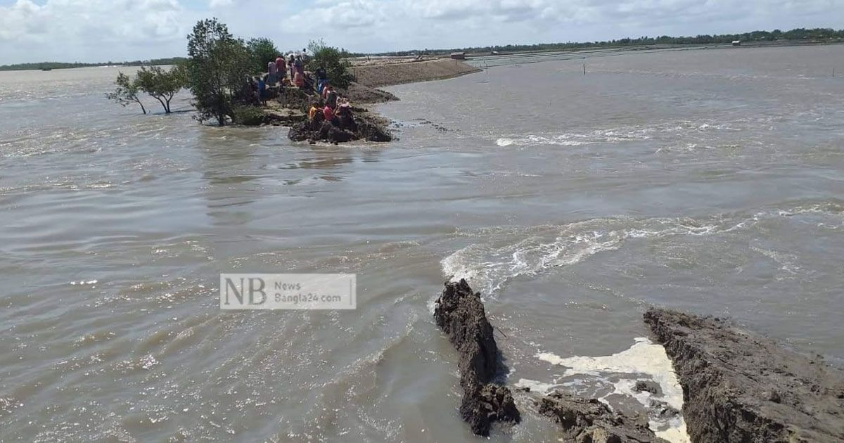 সাতক্ষীরায়-বাঁধ-ভেঙে-লোকালয়ে-ঢুকছে-পানি