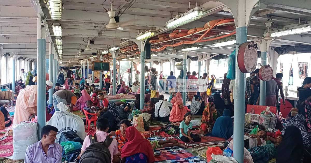 সদরঘাটে চেনা ভিড়