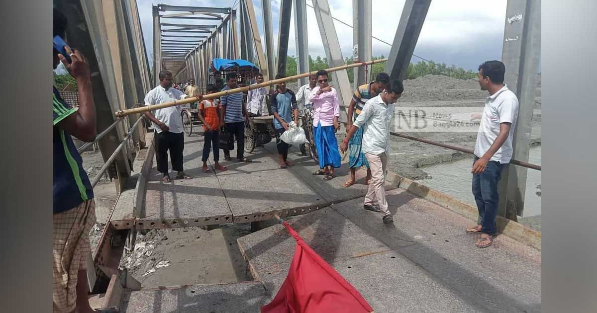 আশাশুনিতে বেইলি ব্রিজের পাটাতন ভেঙে যান চলাচল বন্ধ