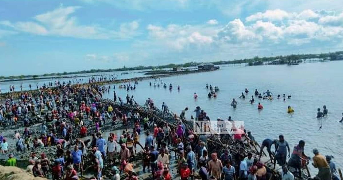 কপোতাক্ষের-বাঁধ-মেরামতের-স্বেচ্ছাশ্রমে-হাজারো-মানুষ 