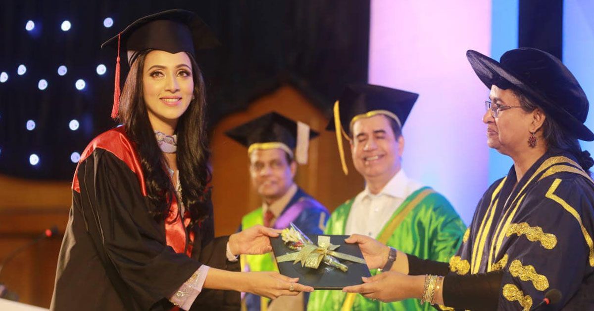 সমাবর্তনে অংশ নিয়ে উৎফুল্ল মিম
