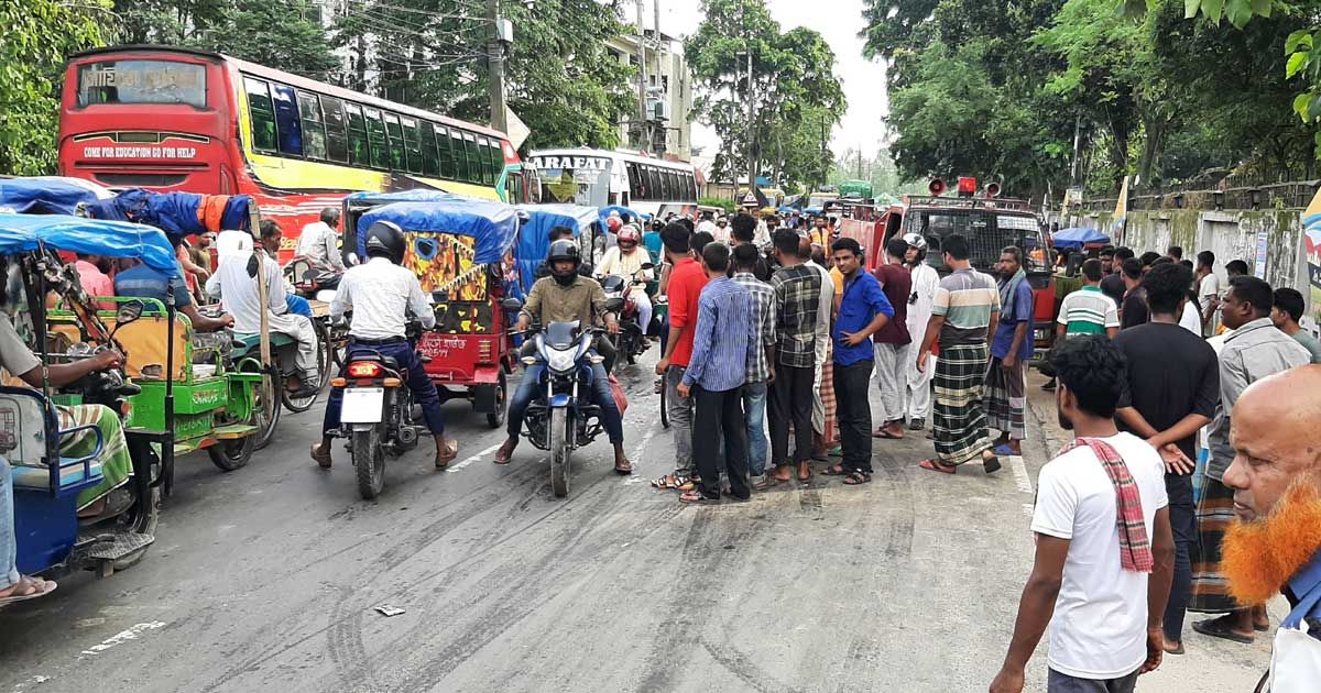 স্বামীর মোটরসাইকেল থেকে পড়ে ট্রাকের নিচে স্ত্রী
