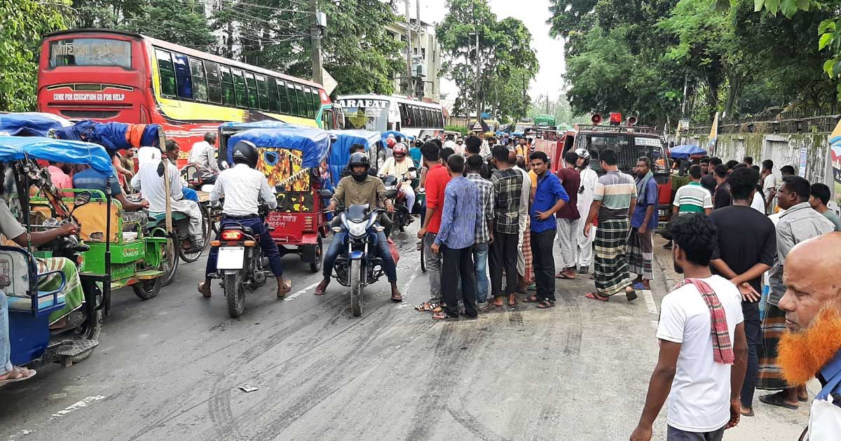 স্বামীর-মোটরসাইকেল-থেকে-পড়ে-ট্রাকের-নিচে-স্ত্রী