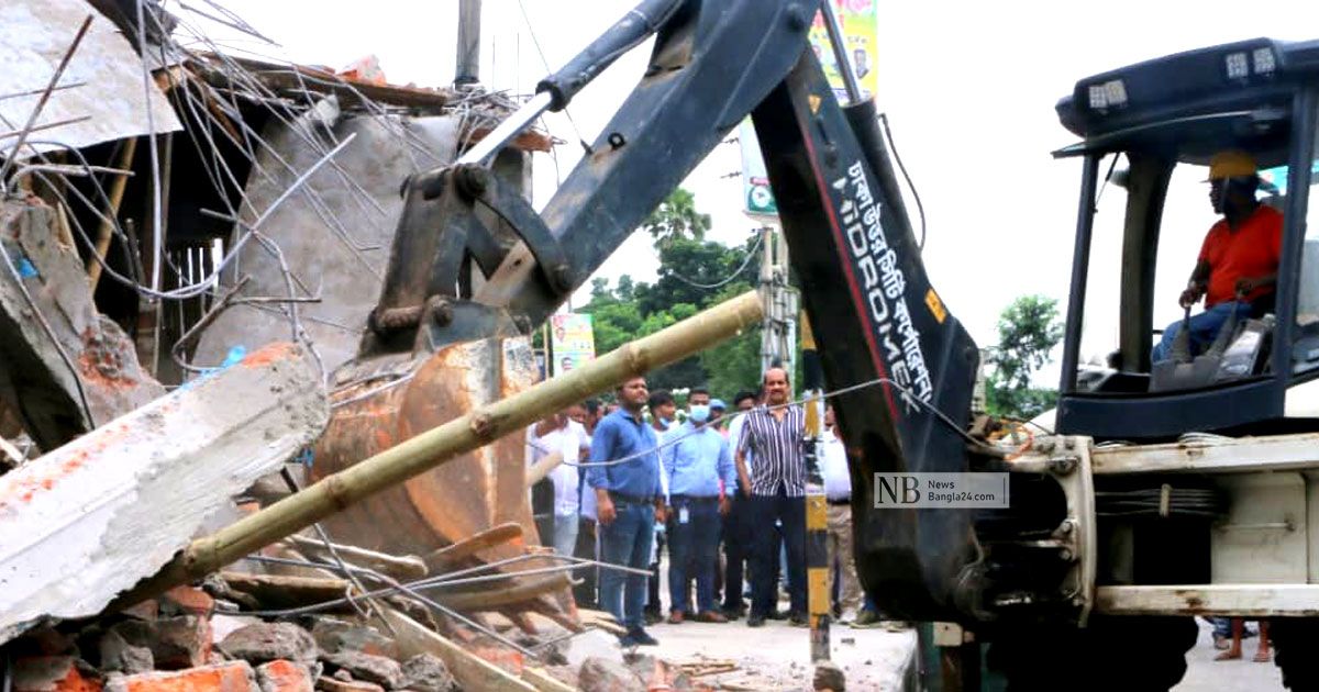 ফুটপাতের পুলিশ বক্স উচ্ছেদে মেয়র