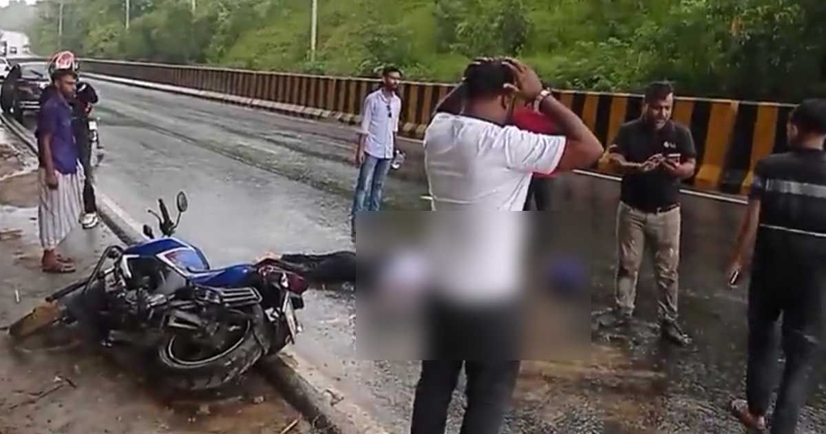 সড়কে-লেপ্টে-গেছে-মেয়ে-পাশে-পাগলপ্রায়-বাবা