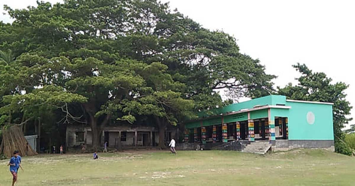 সরকারি-স্কুলের-আসবাব-বিক্রি-শিক্ষককে-শোকজ