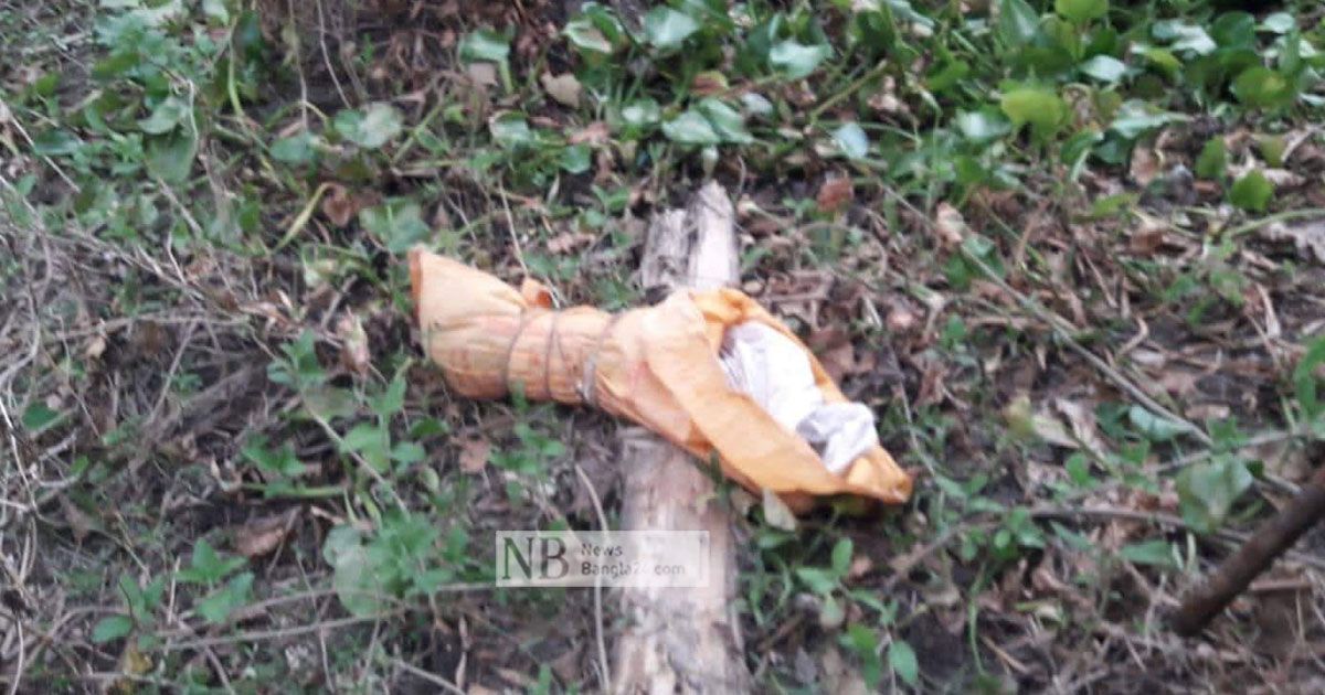 সড়কের পাশে কাগজে মোড়ানো পা