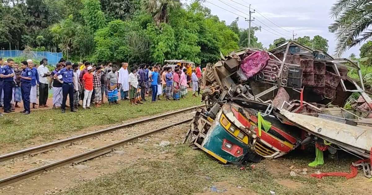 বাসে-ট্রেনের-ধাক্কায়-গেটকিপার-বরখাস্ত