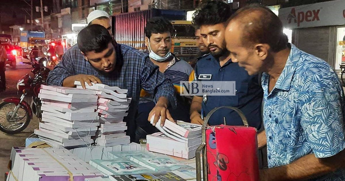 ভ্যানভর্তি সরকারি বইসহ আটক ১