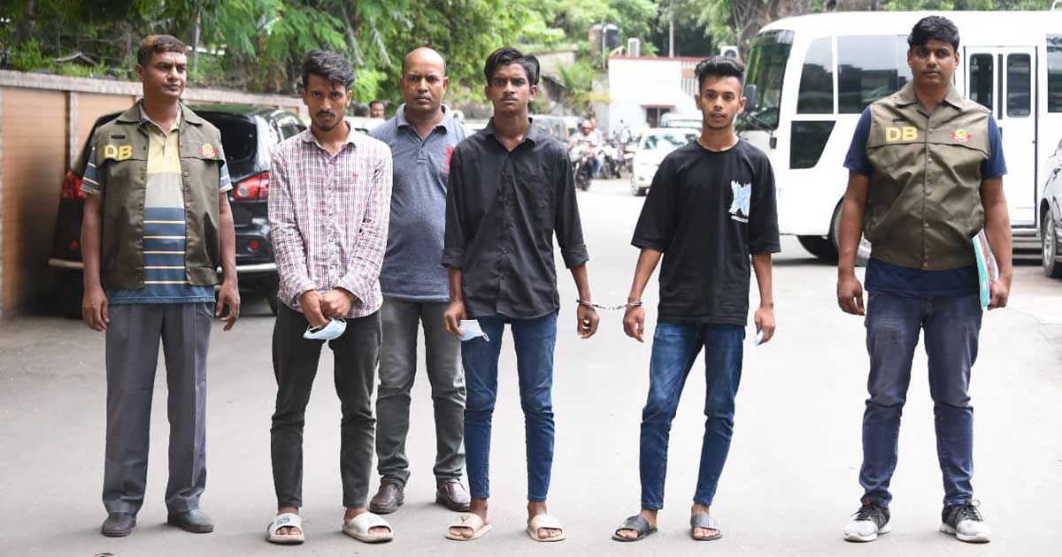 যমুনা ফিউচার থেকে মোবাইল চুরি করে বসুন্ধরা সিটিতে বিক্রি