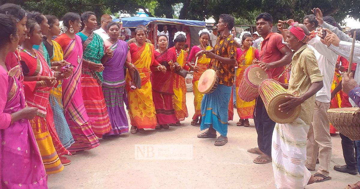 দ্রৌপদী মুর্মুর সাফল্যে চাঁপাইনবাবগঞ্জে ক্ষুদ্র জনগোষ্ঠীর শোভাযাত্রা