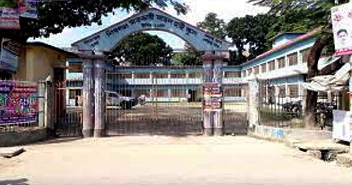 ‘ধূমপান করায়’ ৩ ছাত্র বহিষ্কার