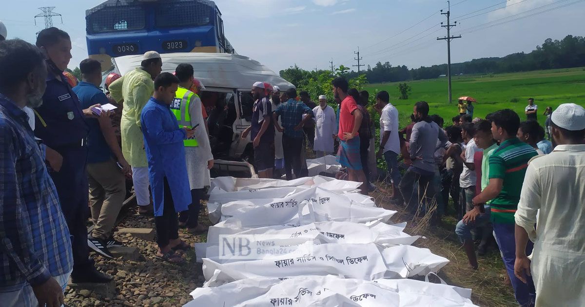 ধাবমান ট্রেন দেখেও লাইনে মাইক্রো, ১১ পর্যটক নিহত