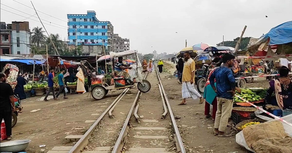গাজীপুরে মরণফাঁদ অরক্ষিত লেভেল ক্রসিং
