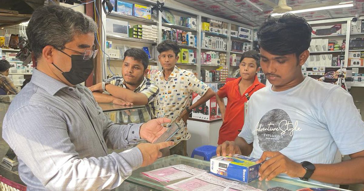 রোহিঙ্গা-ক্যাম্প-এলাকায়-অভিযানে-জব্দ-অবৈধ-মোবাইল-সিম-ওয়াকিটকি