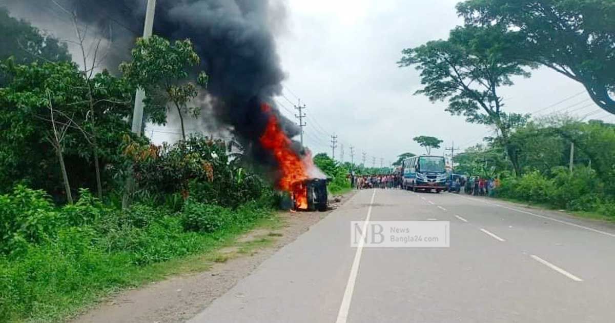 শিক্ষার্থীকে-ধাক্কা-দেয়ায়-পুলিশের-মাইক্রোবাসে-আগুন