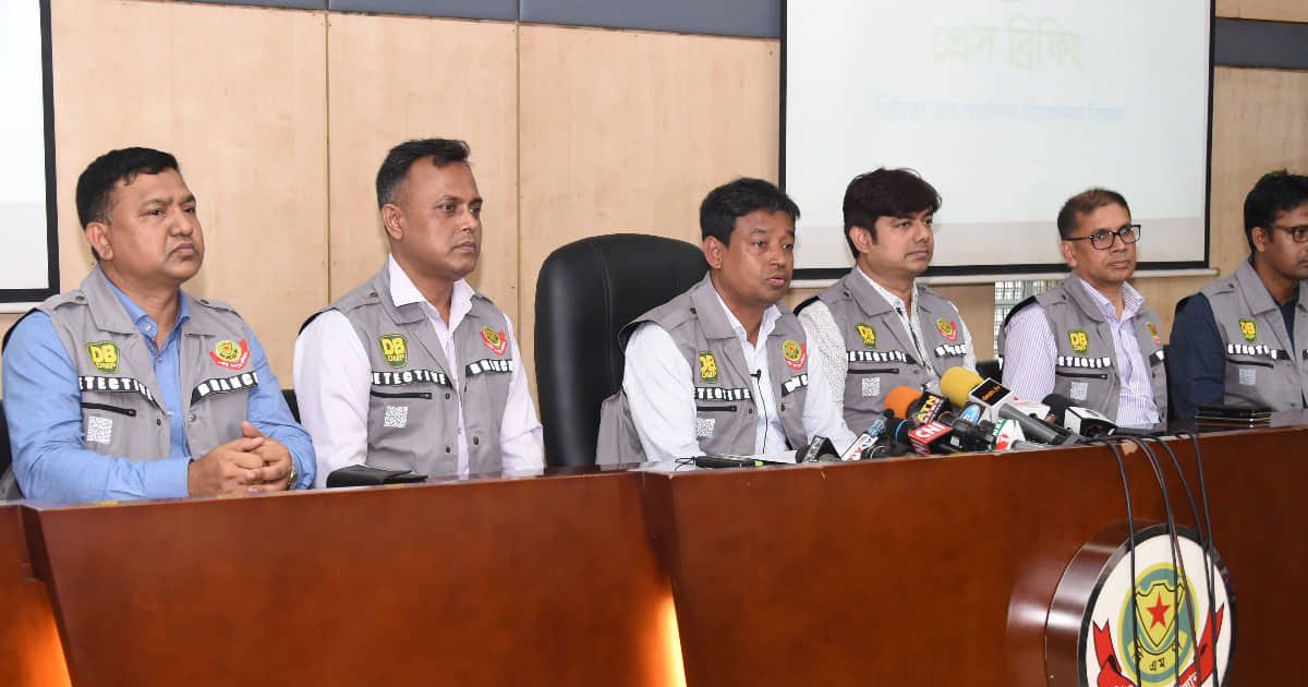 নতুন জ্যাকেটে ডিবি, কিউআর কোডেই কর্মকর্তার পরিচয় 