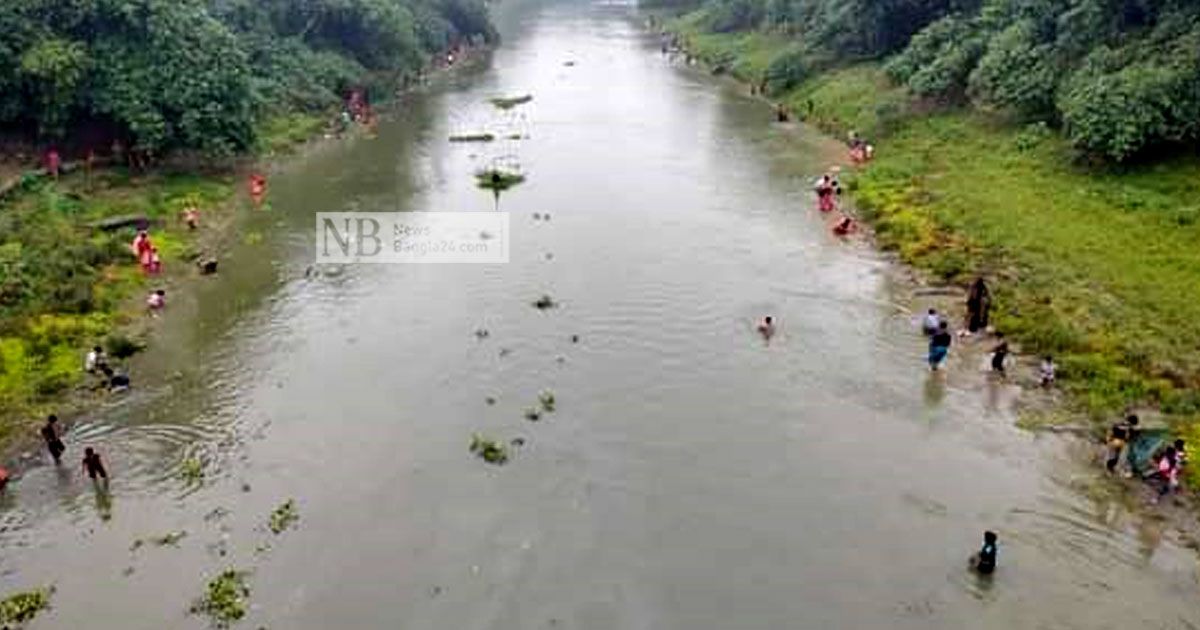 ‘দূষিত’ পানিতে মাছ ধরার ধুম