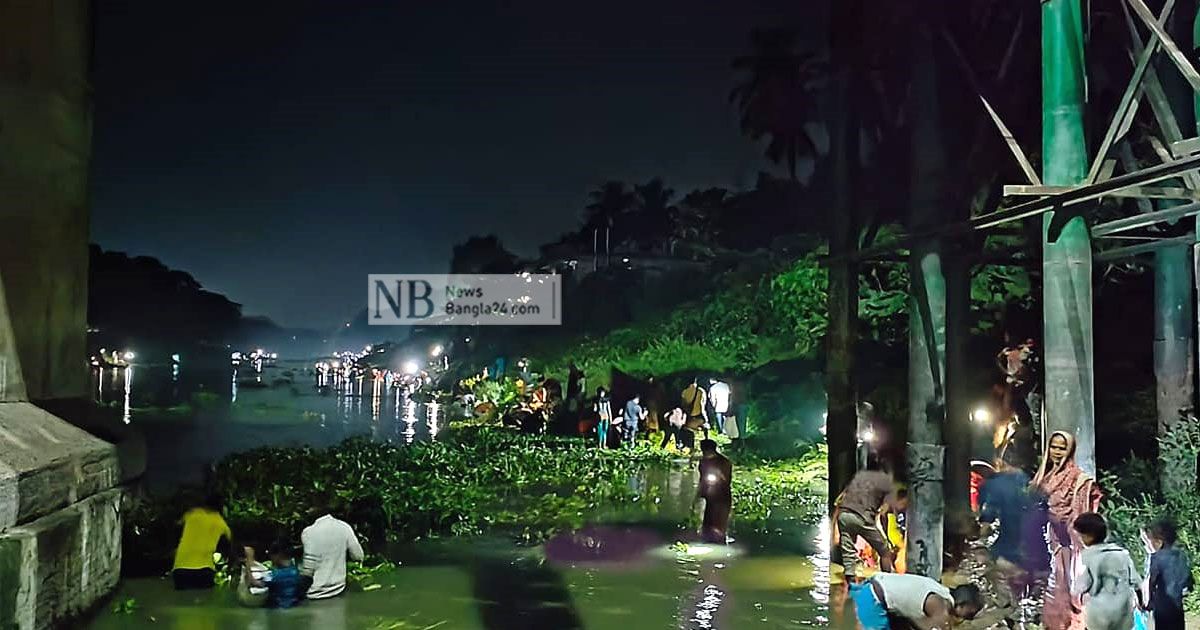 ‘দূষিত’ পানিতে মাছ ধরার ধুম