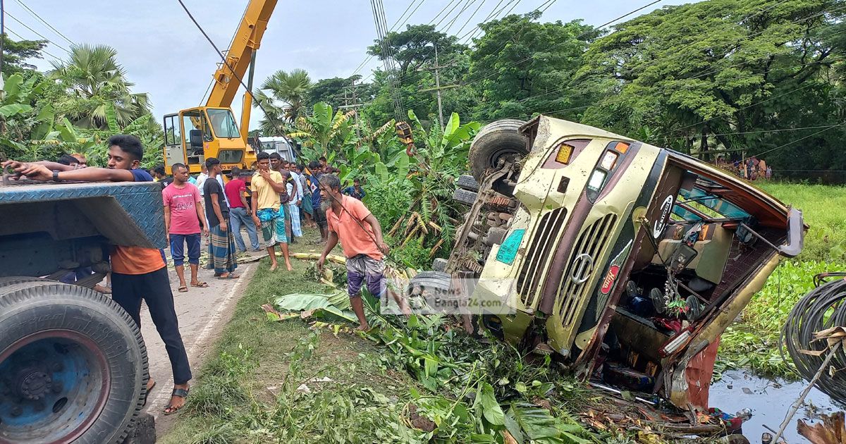 বাস উল্টে খাদে, সুপারভাইজার নিহত