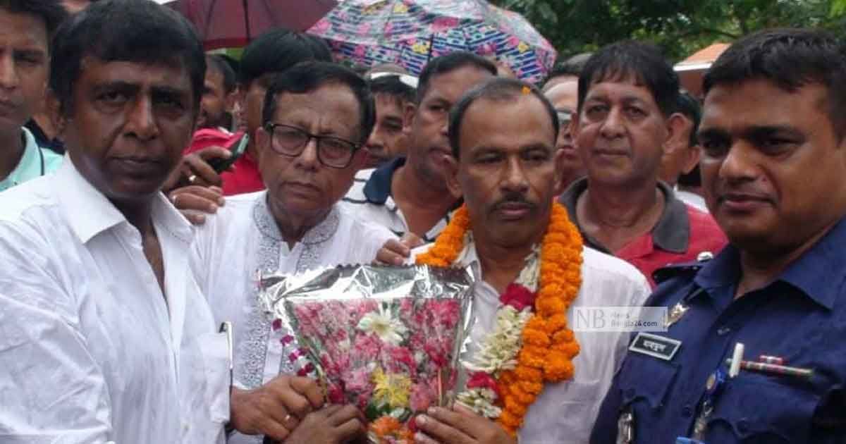 ফুলের-মালা-পরিয়ে-কলেজে-ফেরানো-হলো-অধ্যক্ষ-স্বপনকে