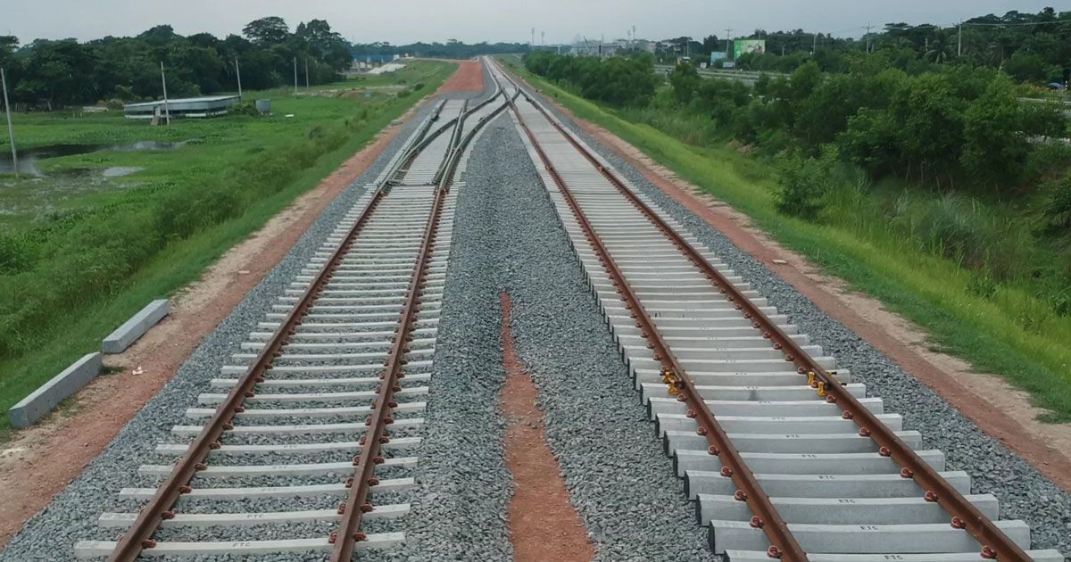 পদ্মা সেতুতে ট্রেন: দুই প্রান্তে দিন-রাত কাজ চলছে 