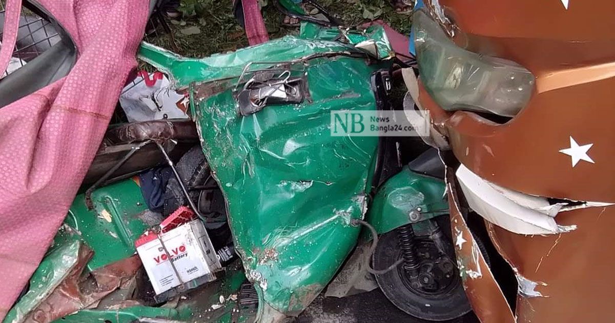 পুলিশের তাড়া, মহাসড়কে বাসে পিষ্ট অটোচালক