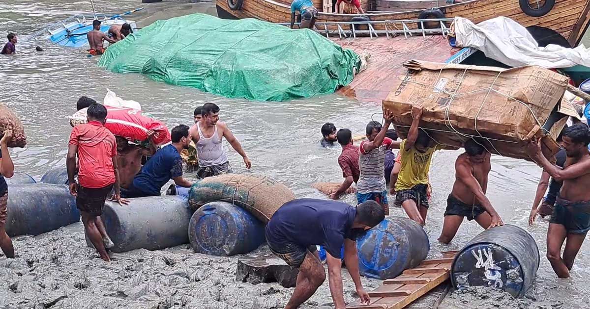 কোটি-টাকার-মাল-নিয়ে-ডুবে-গেল-ট্রলার