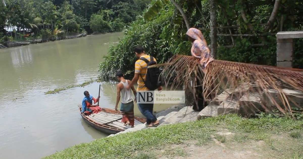 মুনিরার এক হাতে বই, আরেক হাতে বৈঠা