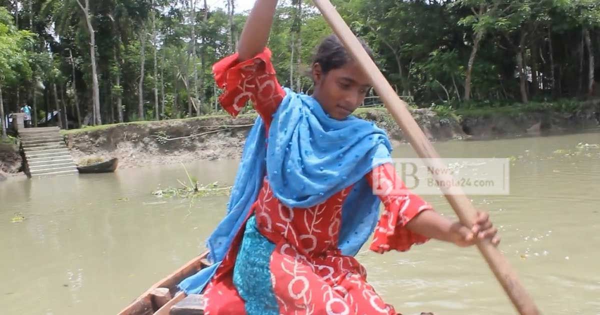 মুনিরার এক হাতে বই, আরেক হাতে বৈঠা