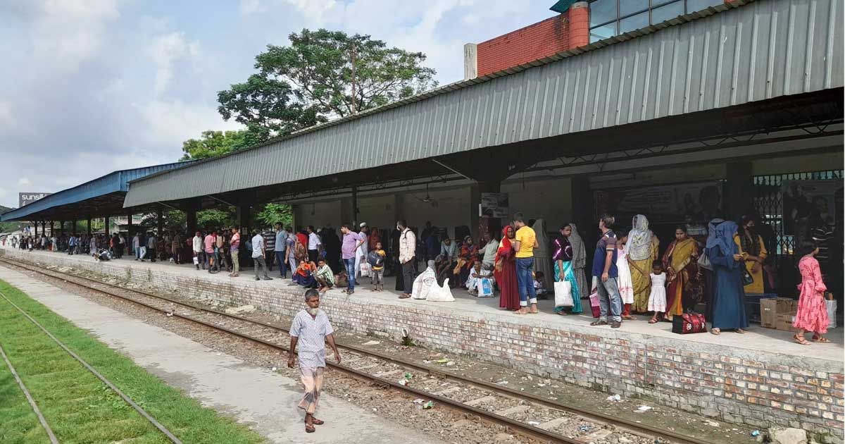 বাস বন্ধের চাপ পড়েছে ট্রেনে
