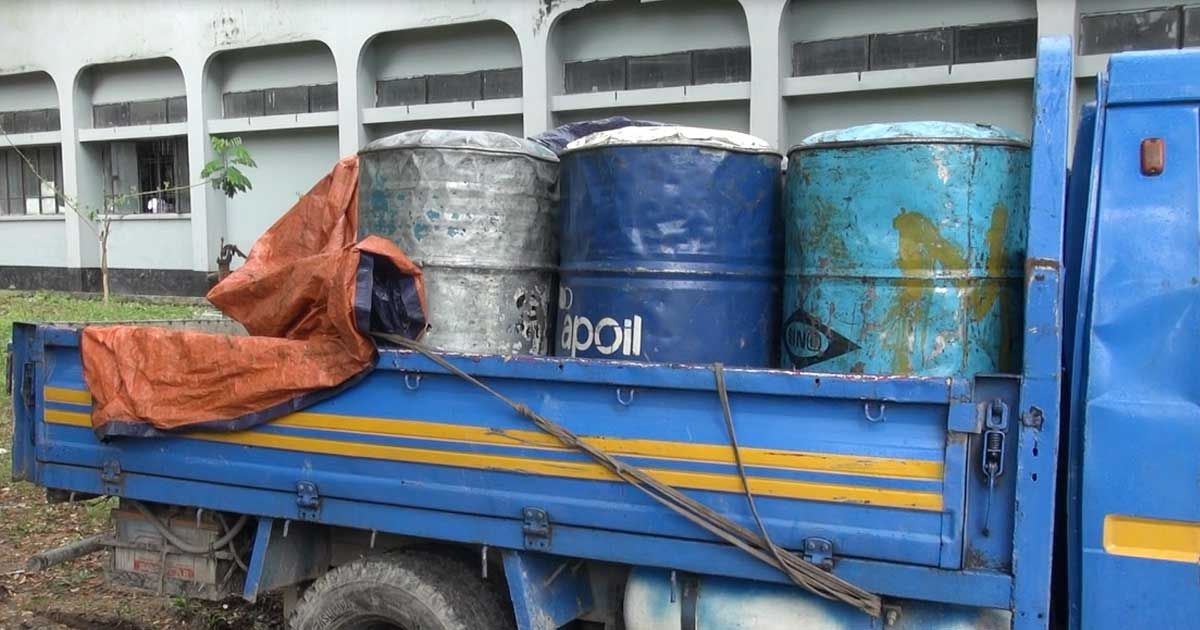 রেলের দেড় হাজার লিটার তেলসহ আটক ৩